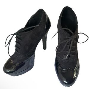 Lauren Conrad Black Wingtip Suede Patent Leather 5” Tie She Heels Size 7 W